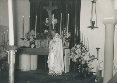 879212 Portret van pater Sebastianus van Nuenen tijdens de bediening van een mis, vermoedelijk bij de wijding van ...